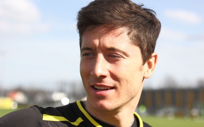 大象体育热评-什琴斯尼赛后拥抱对方小球迷